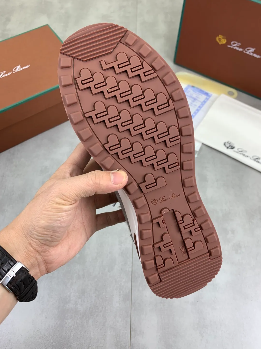 Men's Men's Shoes 💰P460 New Style 💰Mauri The latest casual shoes Loro Piana 💯Top grade💯Buy the original copy💯 Founded the existing Loro Piana company on April 24, 1924. It is now the sixth generation of family business, providing top quality products to customers who are discerning about taste and quality. Imported original fly woven fabric with cowhide fabric, plain calfskin lining. Hand-sewn thread with cowhide feet. Original packaging. High-end outsole. Size: 38-44 (customized for 45 and 46). 5️⃣ colors available.